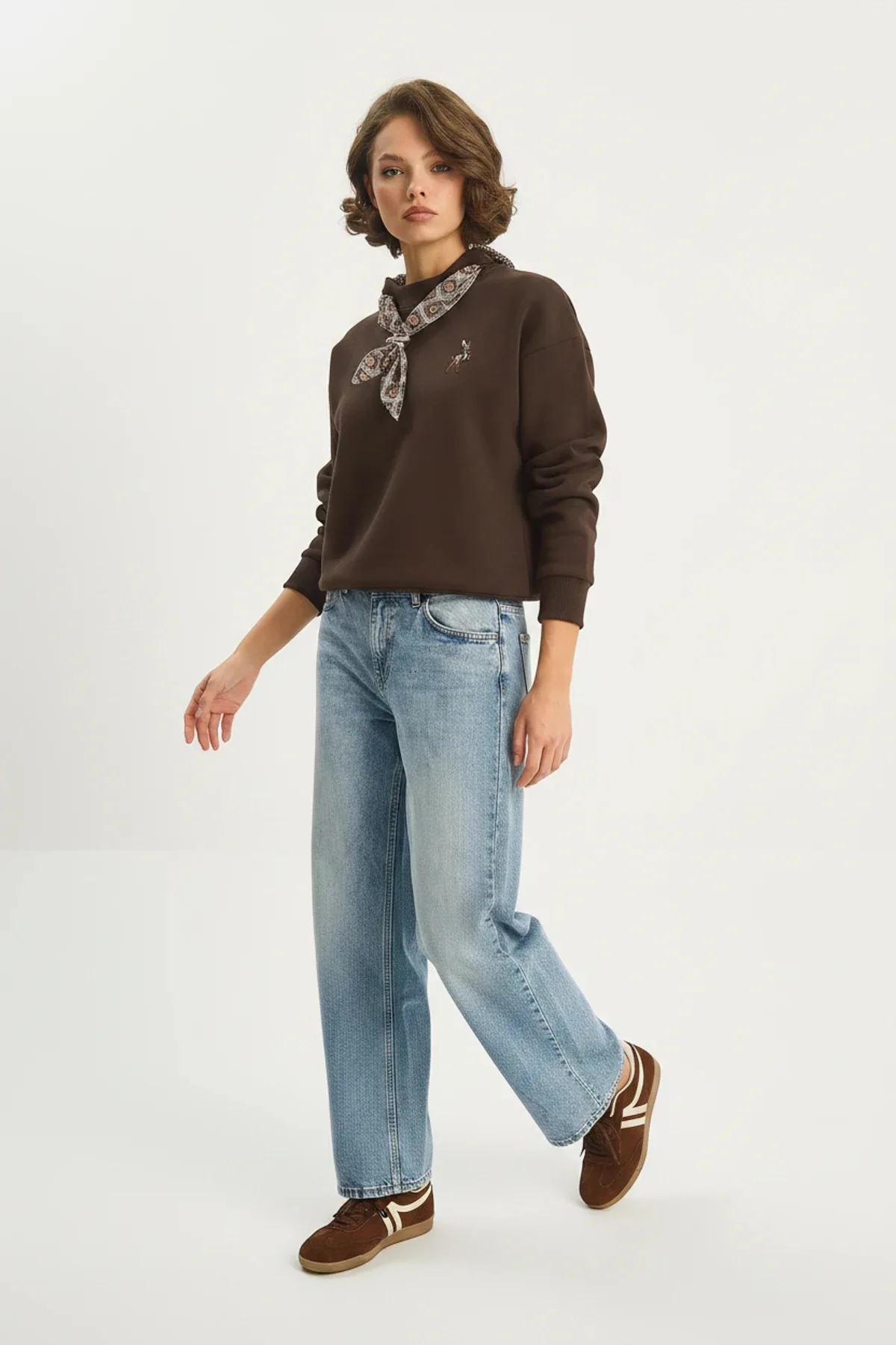 Kadın Fular Detaylı Ceylan Nakışlı Üç İplik Şardonlu Oversize Acı Kahve Sweatshirt