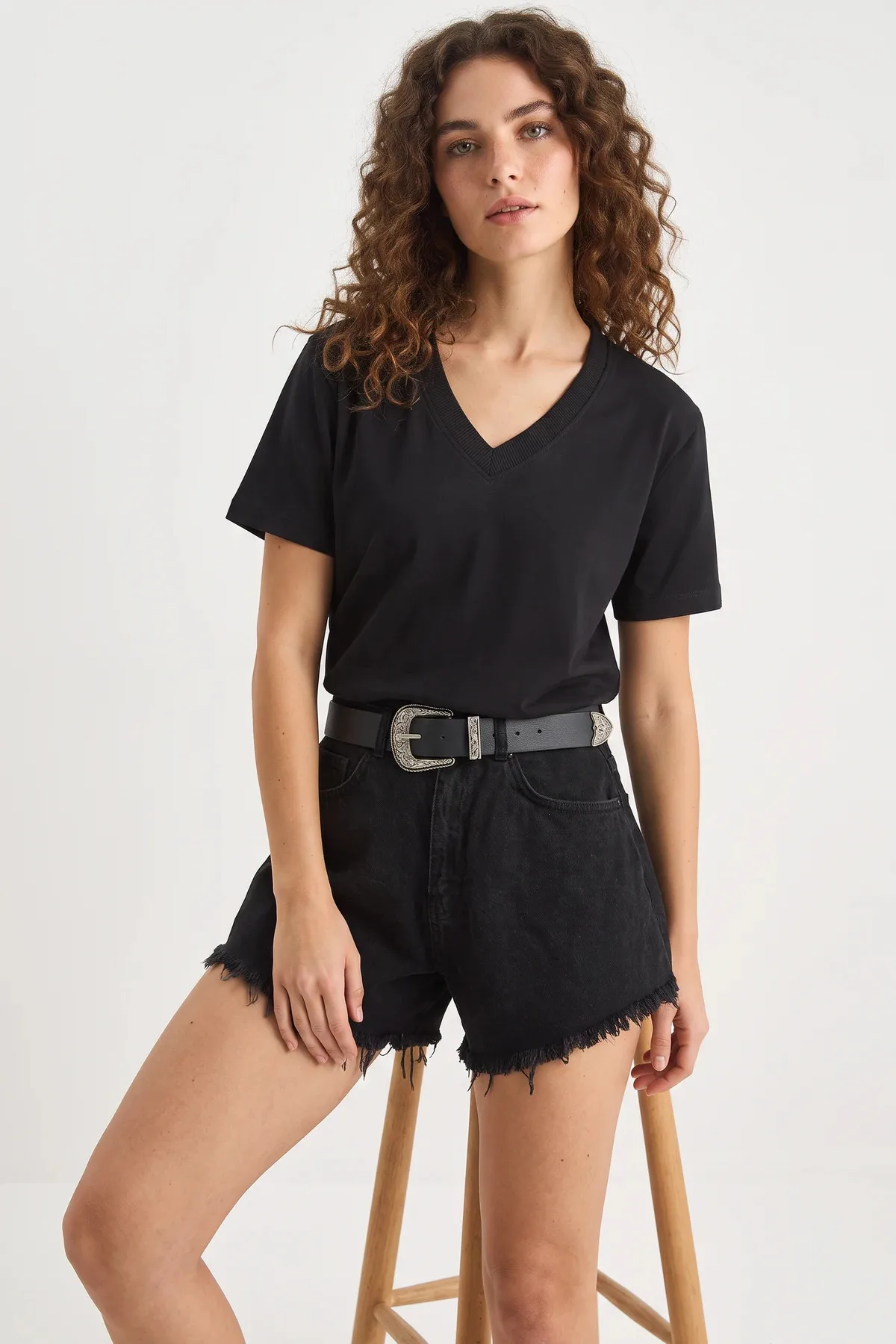 Kadın Derin V Yaka Comfort Fit Pamuklu Beyaz Siyah Tişört