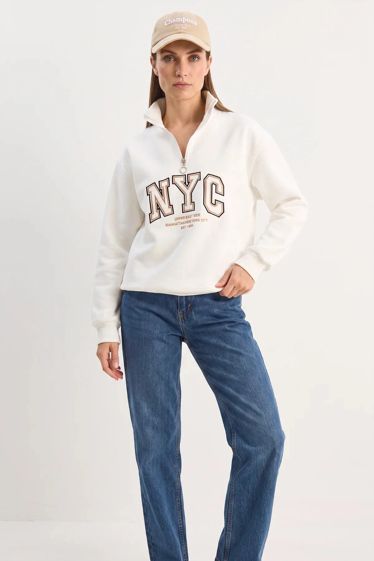 Kadın NYC Nakış İşlemeli Yakası Fermuarlı Oversize Beyaz Sweatshirt