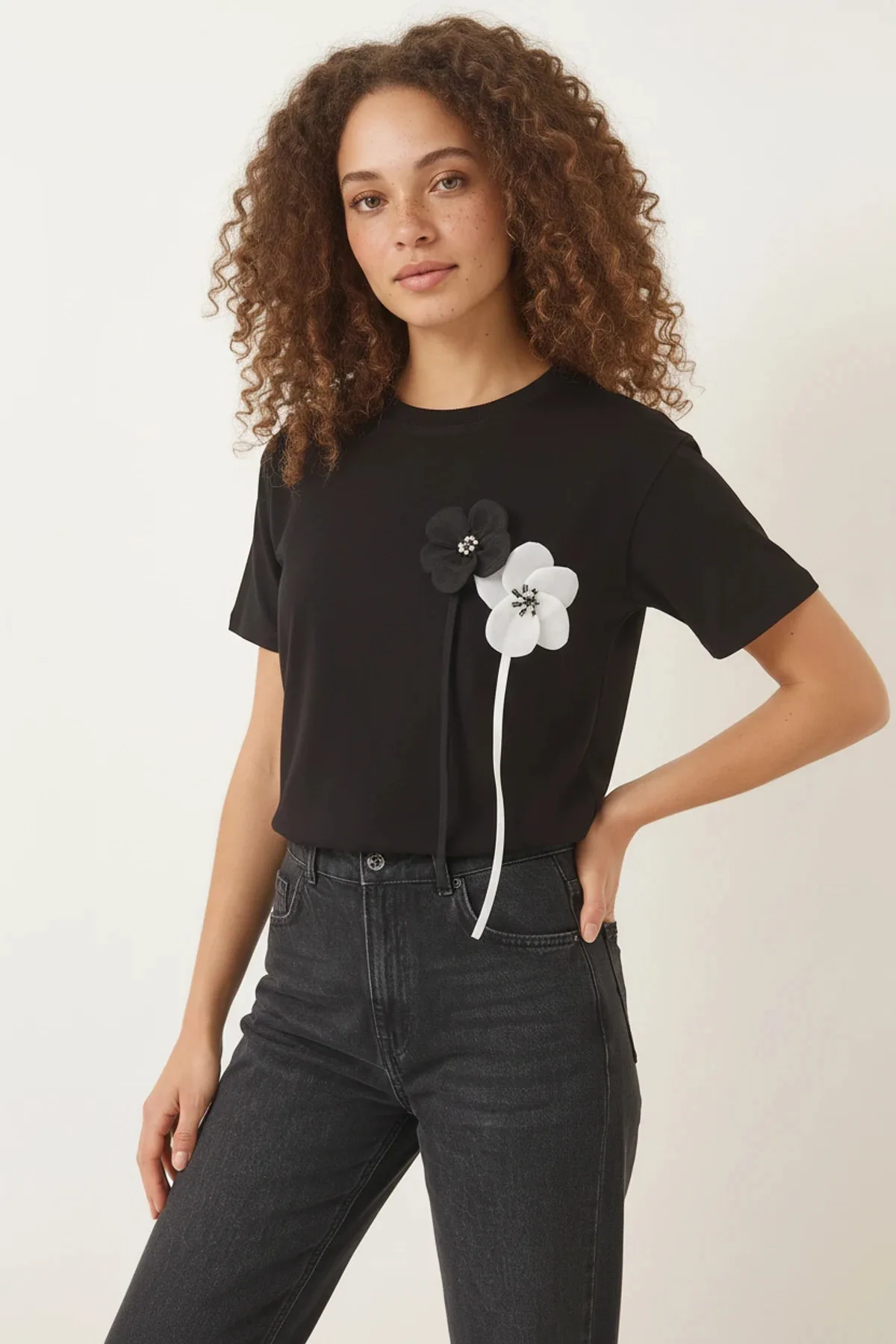 Kadın Aksesuarlı Kısa Kollu Pamuklu T Shirt Siyah