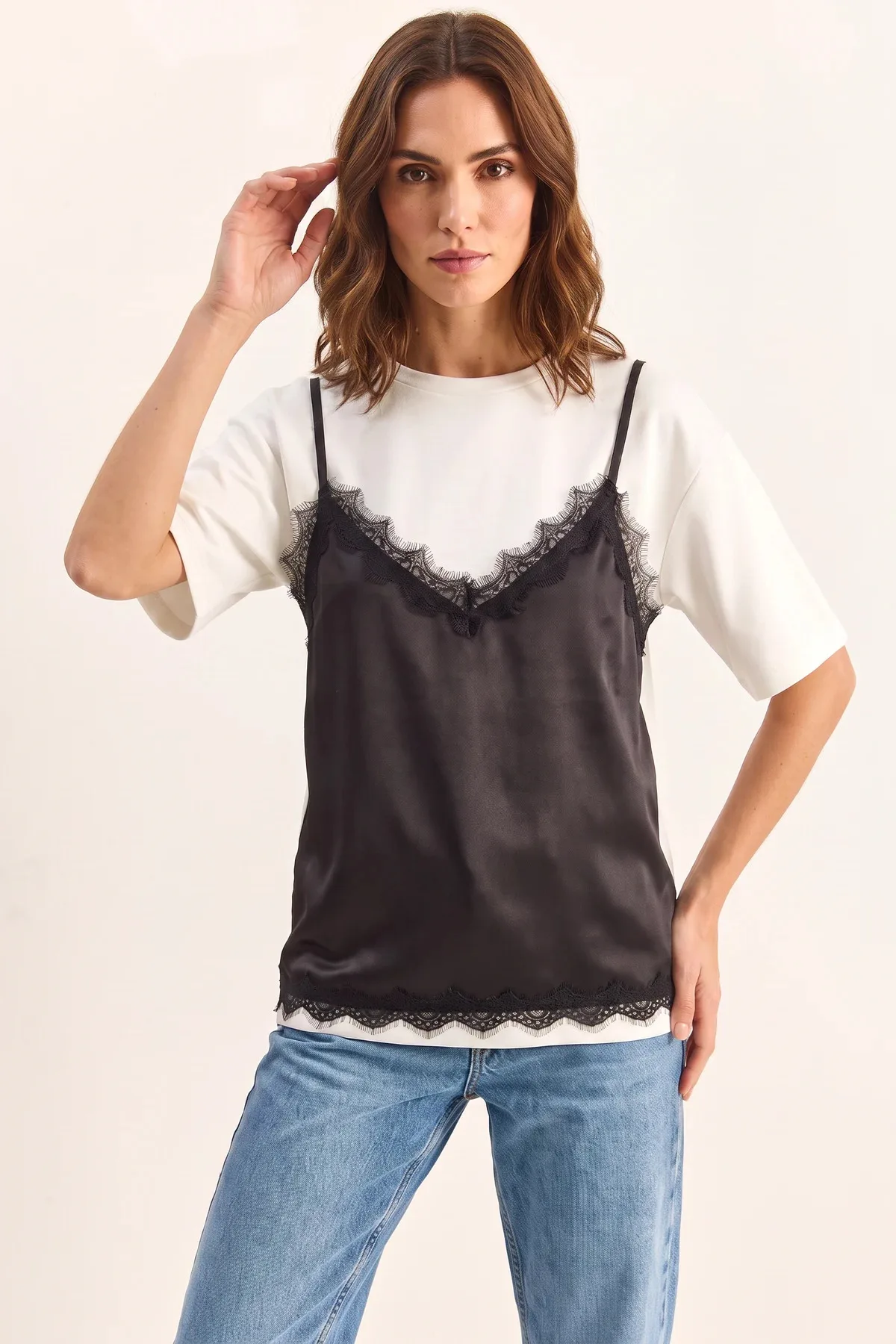 Kadın Dantel Saten Detaylı Katmanlı Görünümlü T Shirt Beyaz Siyah