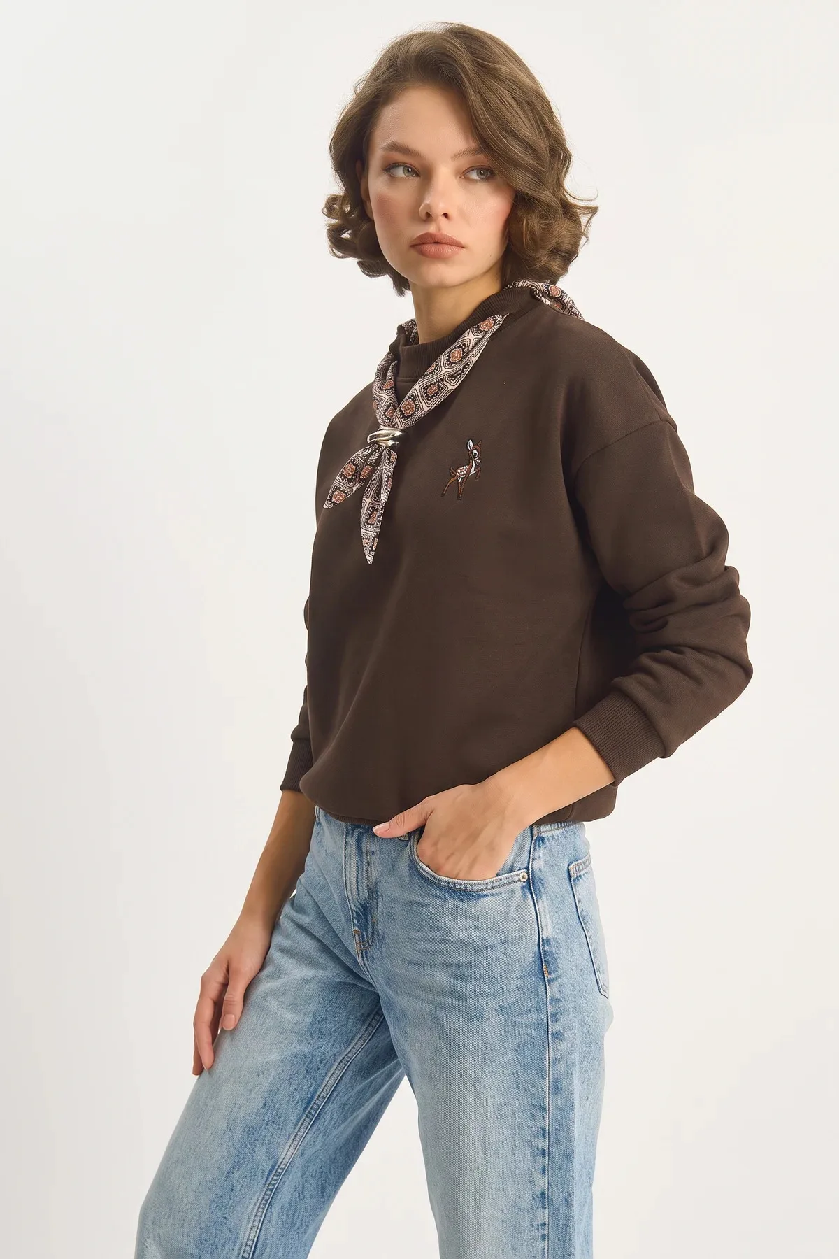 Kadın Fular Detaylı Ceylan Nakışlı Üç İplik Şardonlu Oversize Acı Kahve Sweatshirt