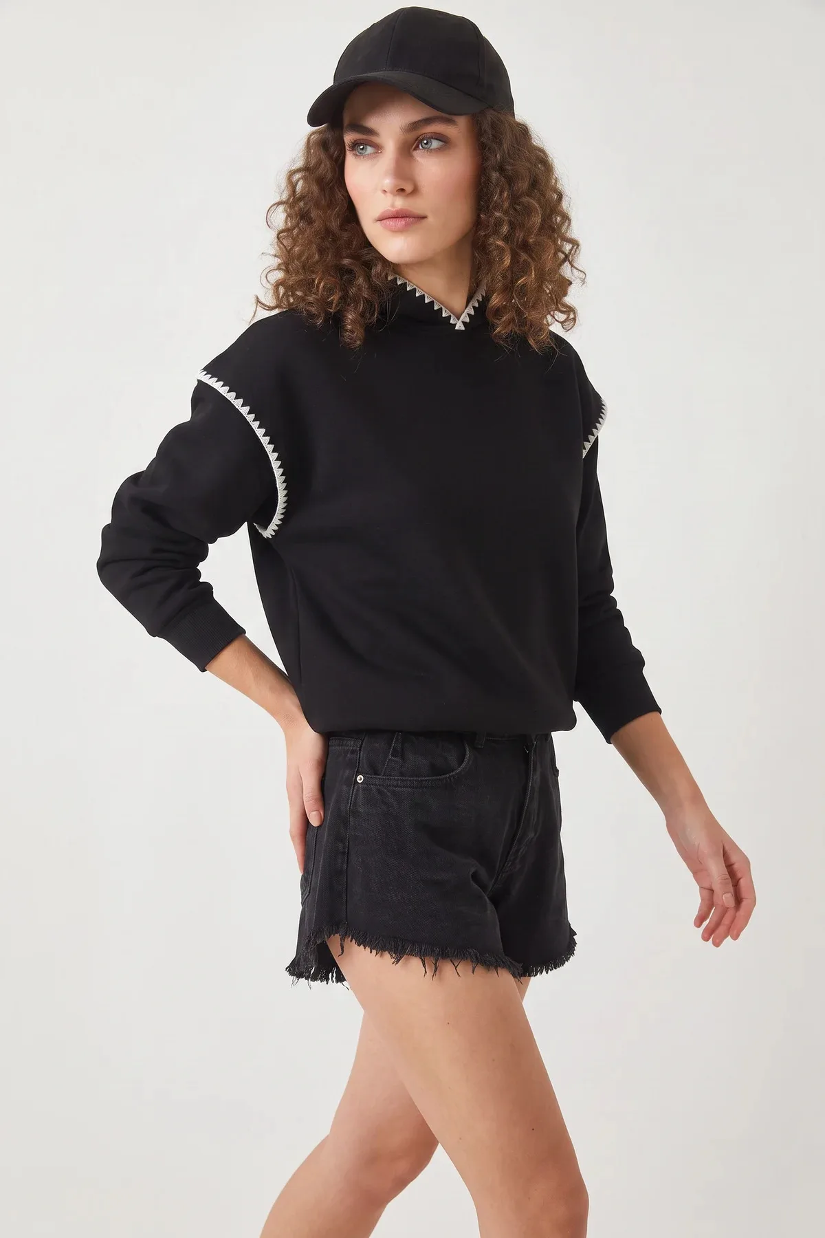 Kadın Kapüşonlu Dantel Detaylı Siyah Sweatshirt
