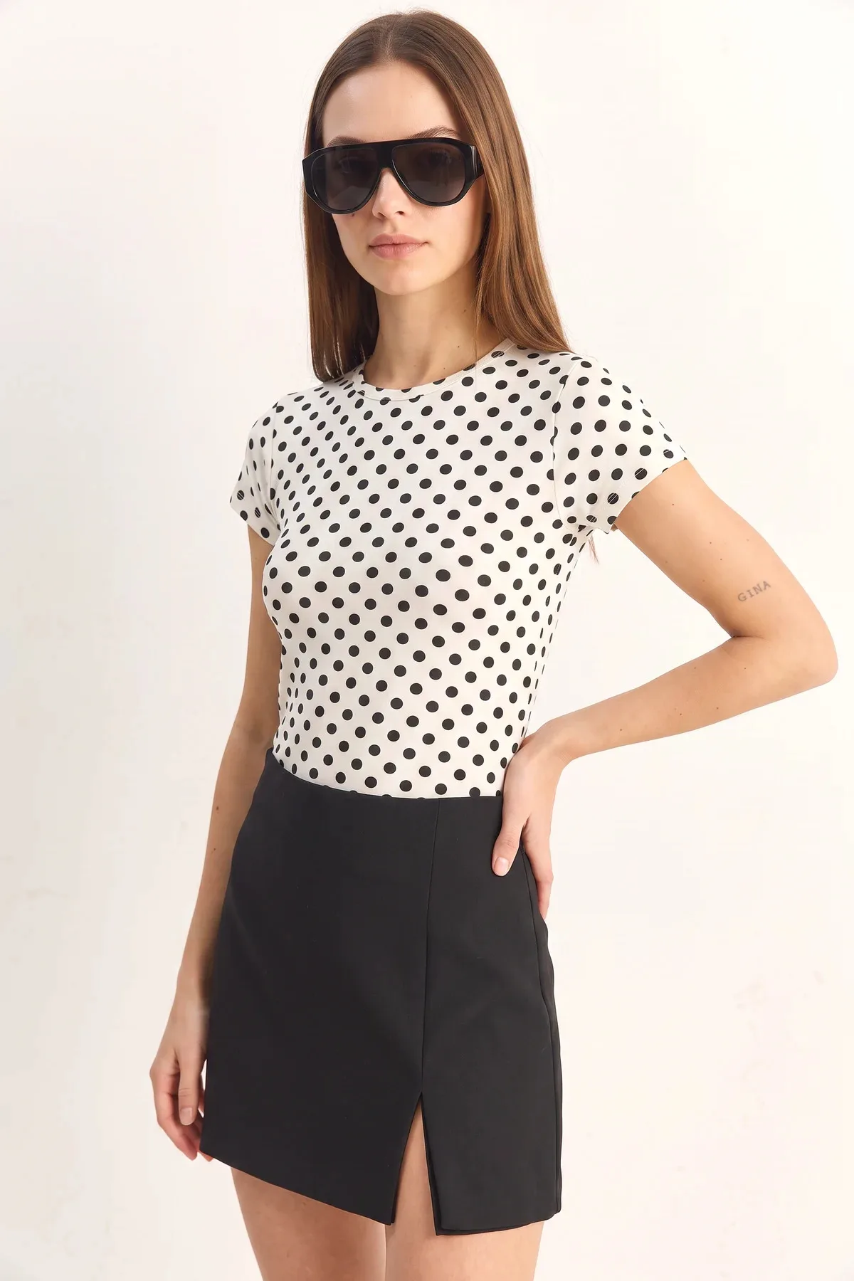 Kadın Bisiklet Yaka Puantiyeli Kısa Kollu Crop T Shirt Beyaz Siyah