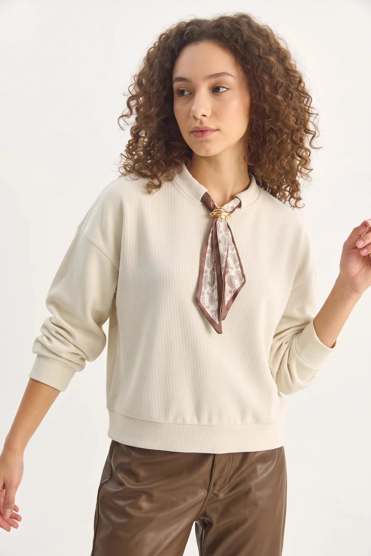 Kadın Fular Detaylı Pamuklu Bej Sweatshirt