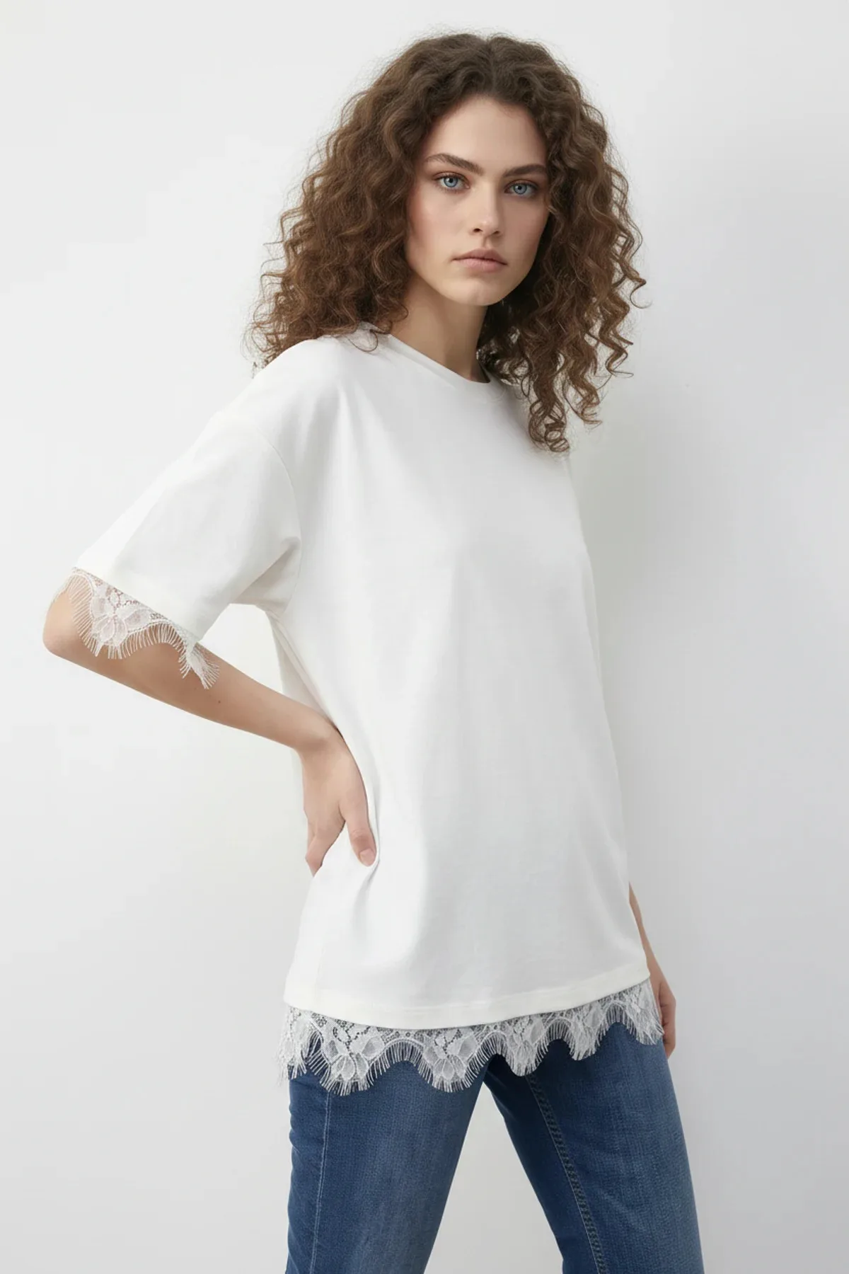 Kadın Dantel Detaylı Bisiklet Yaka Oversize T Shirt Beyaz T-Shirt