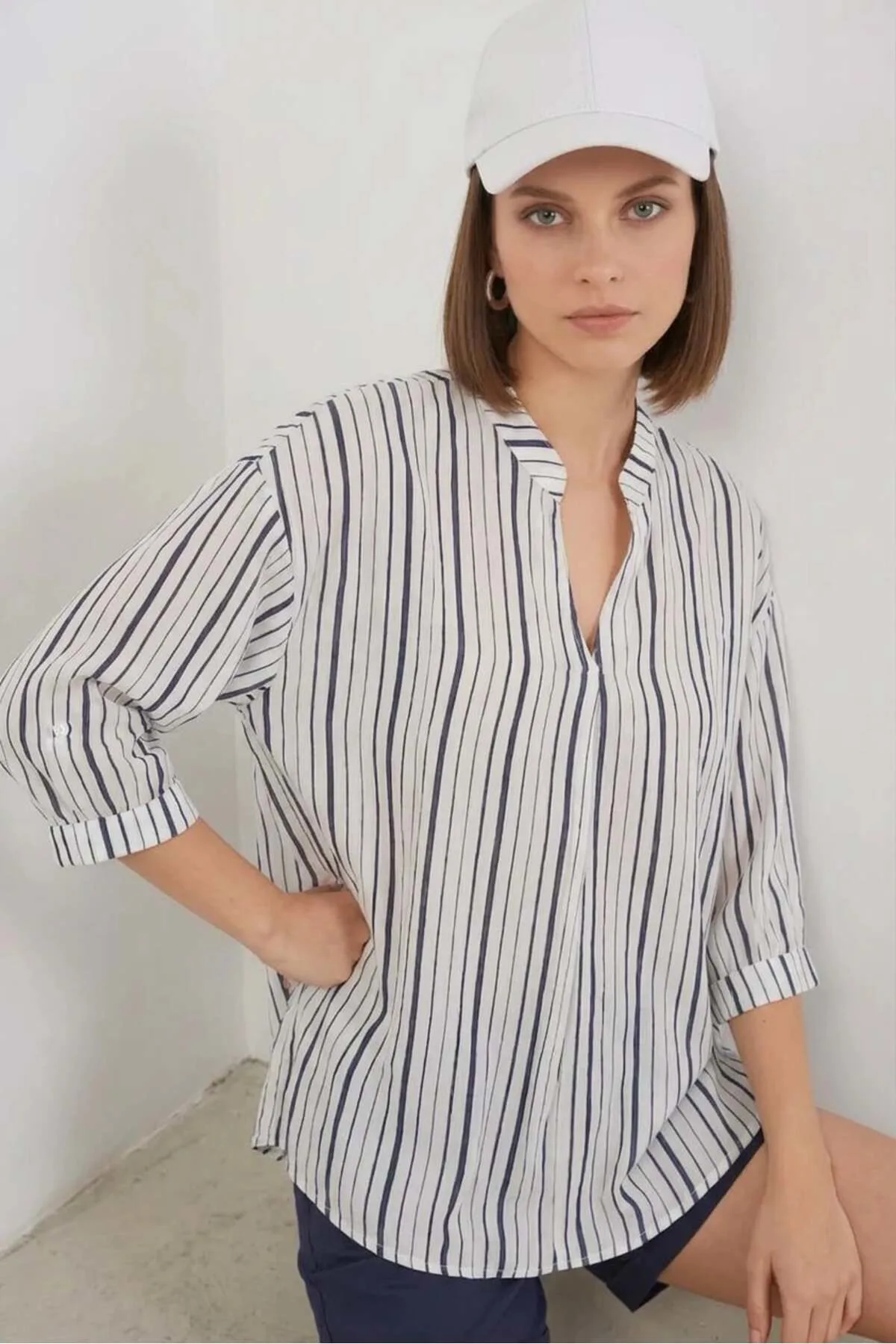 Kadın V Yaka Oversize Çizgili Viskon Lacivert Bluz