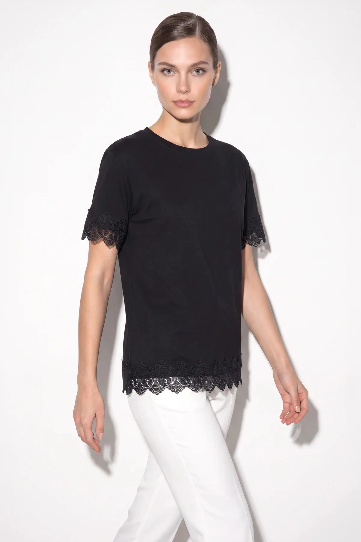 Kadın Bisiklet Yaka Dantel Detaylı Oversize T Shirt Siyah