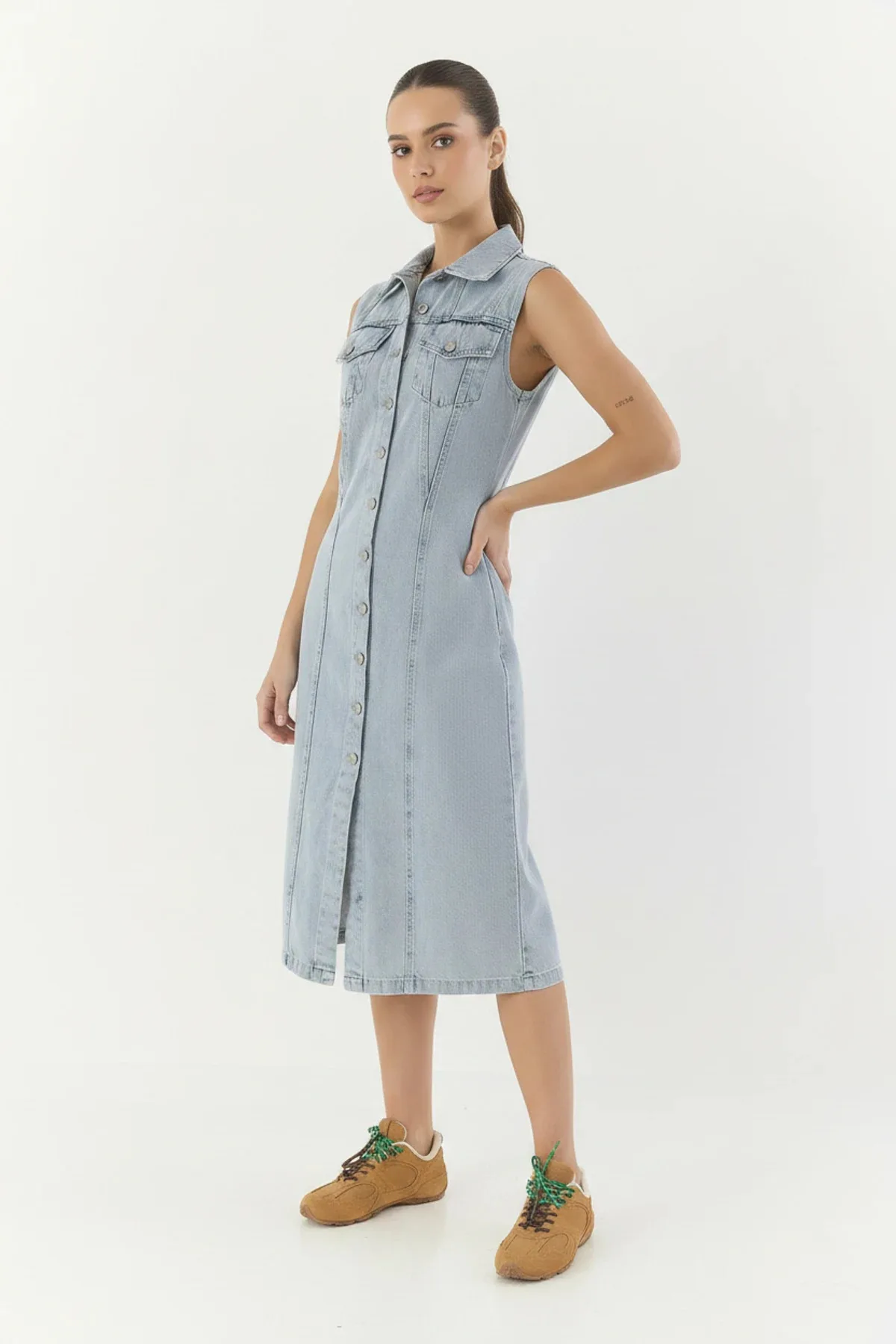 Kadın Belden Oturan Cepleri Kapaklı Sıfır Kollu Düğmeli Denim Buz Mavisi Elbise