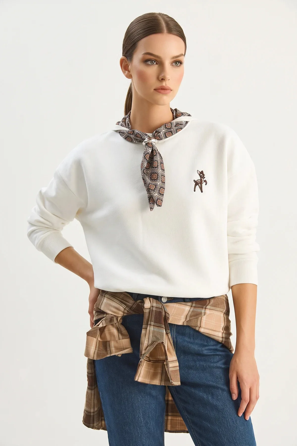 Kadın Fular Detaylı Ceylan Nakışlı Üç İplik Şardonlu Oversize Beyaz Sweatshirt
