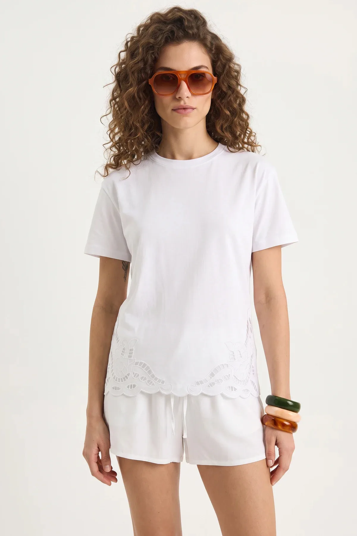 Kadın Brode Detaylı Bisiklet Yaka Basic T Shirt Beyaz