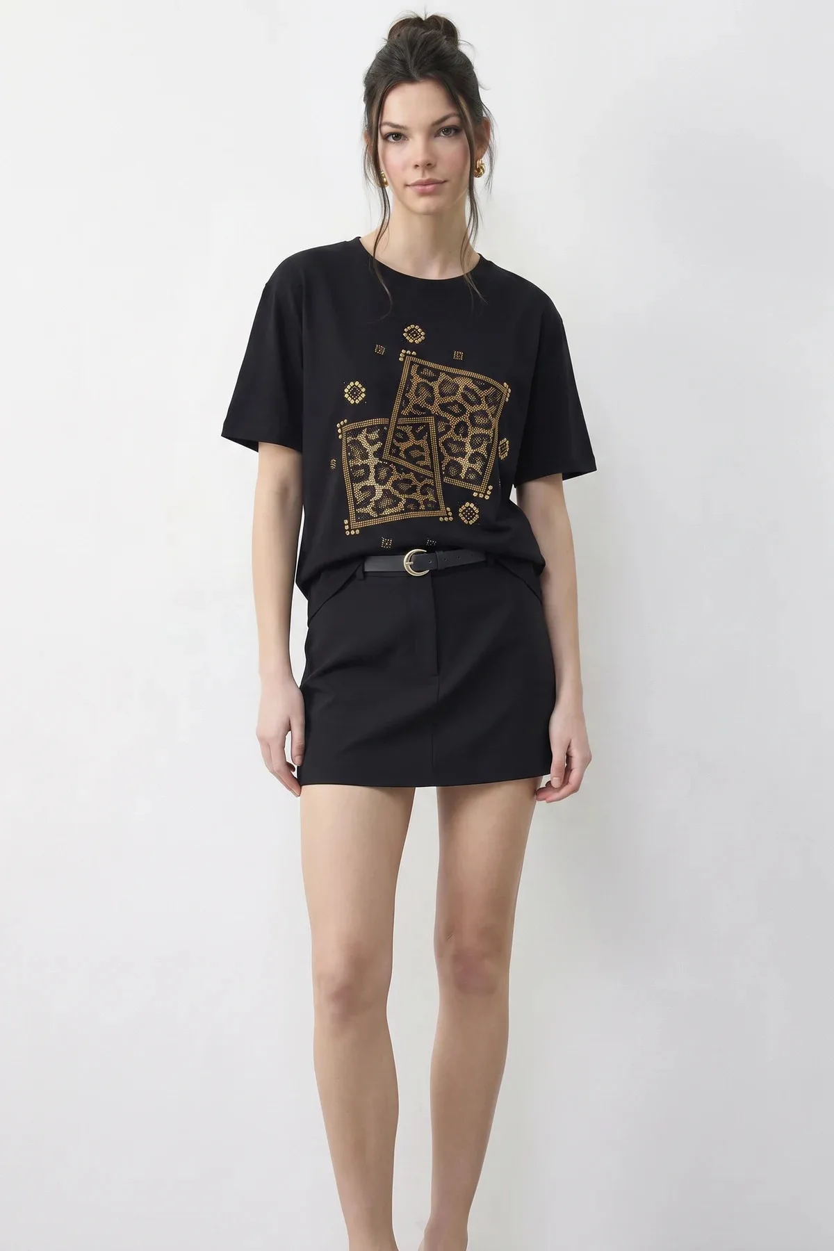Kadın Taş Baskılı Leopar Desenli Bisiklet Yaka Regular Fit T Shirt Siyah