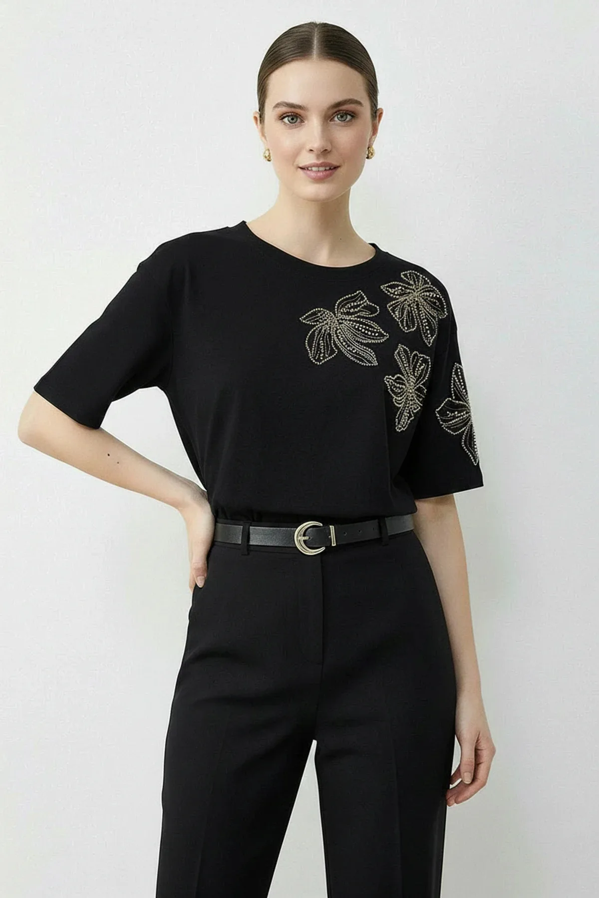 Kadın Boncuk Taş İşlemeli Çiçek Desenli Kol Detaylı Bisiklet Yaka T Shirt Siyah T-Shirt