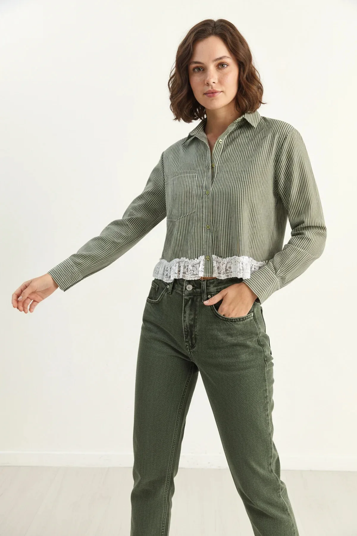 Kadın Dantel Detaylı Çizgili Crop Haki Gömlek