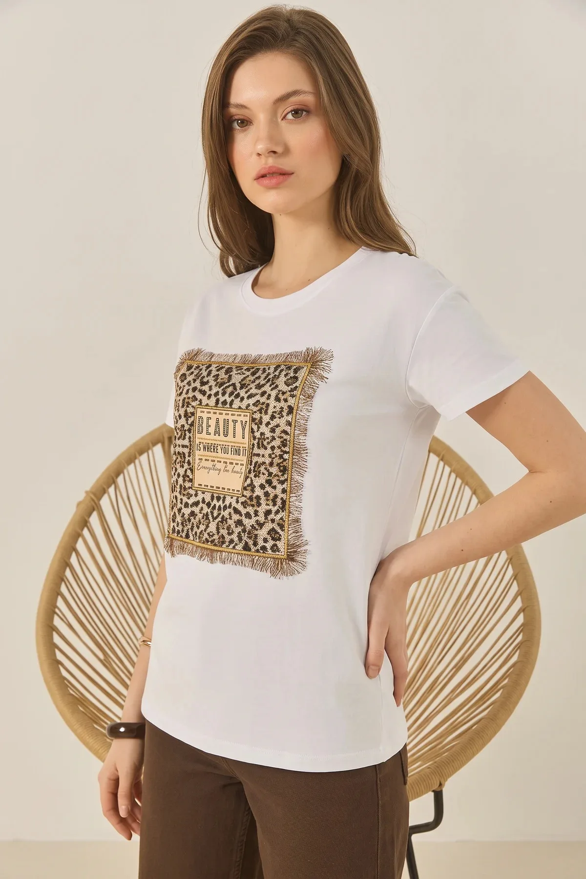 Kadın Bisiklet Yaka Kısa Kollu Taş Baskılı Leopar Detaylı Normal Kalıp T Shirt Beyaz
