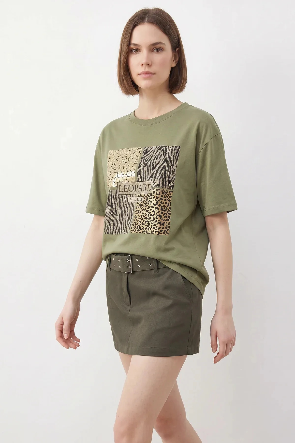Kadın Taş Detaylı Leopar Baskılı Bisiklet Yaka Rahat Kalıp T Shirt Fıstık Yeşili
