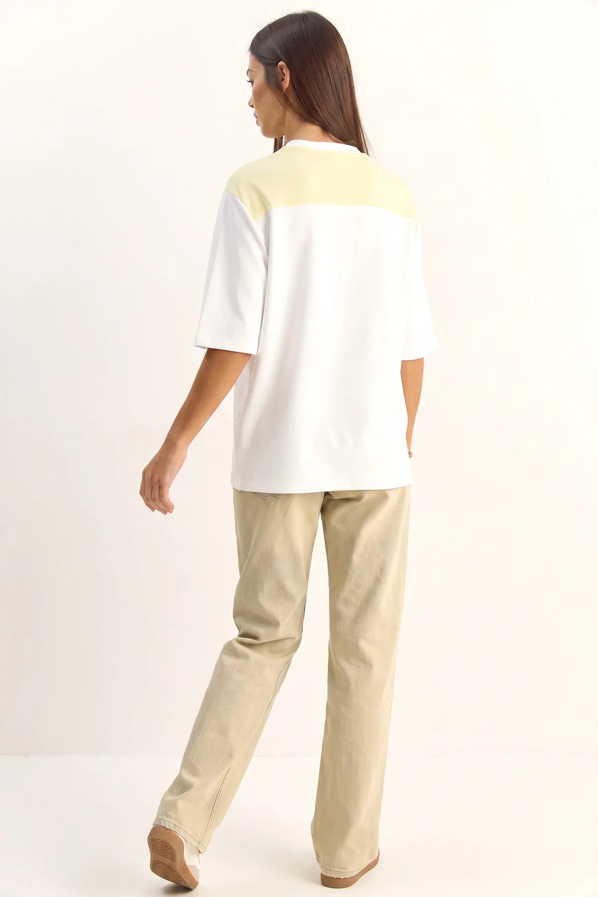 Kadın Şal Detaylı Oversize Basic Beyaz Sarı Tişört
