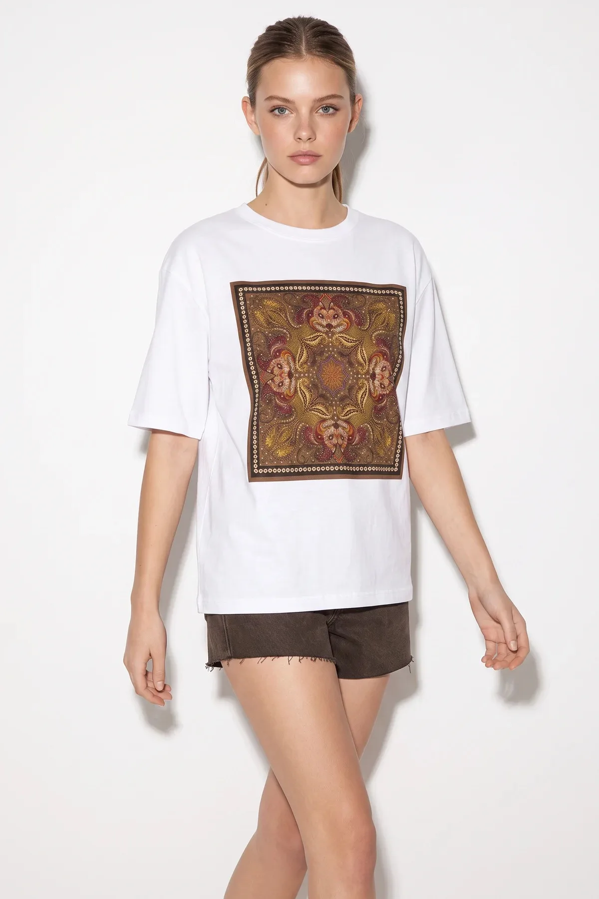 Kadın Etnik Desenli Boncuk İşlemeli Baskı Detaylı Oversize T Shirt Beyaz