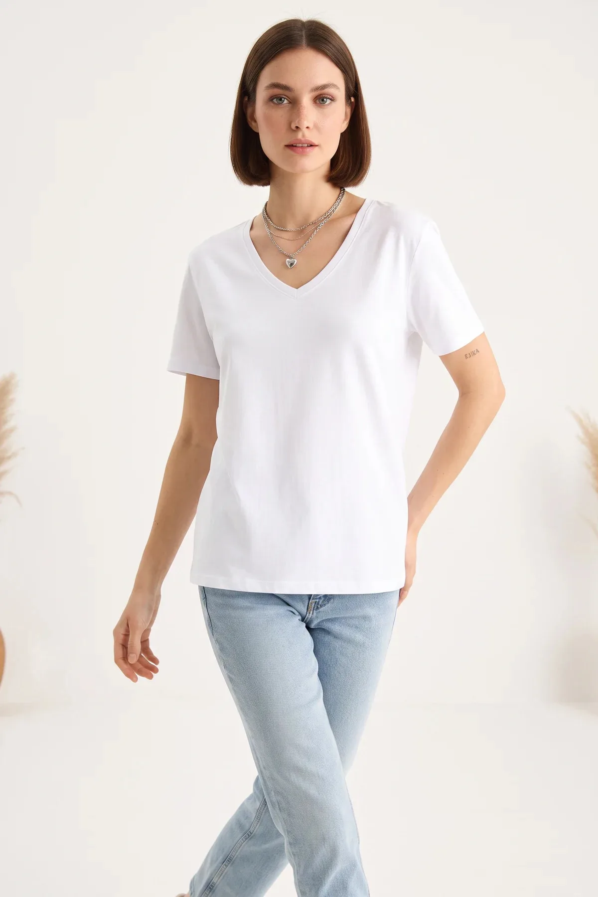 Kadın Derin V Yaka Comfort Fit Pamuklu Beyaz Tişört