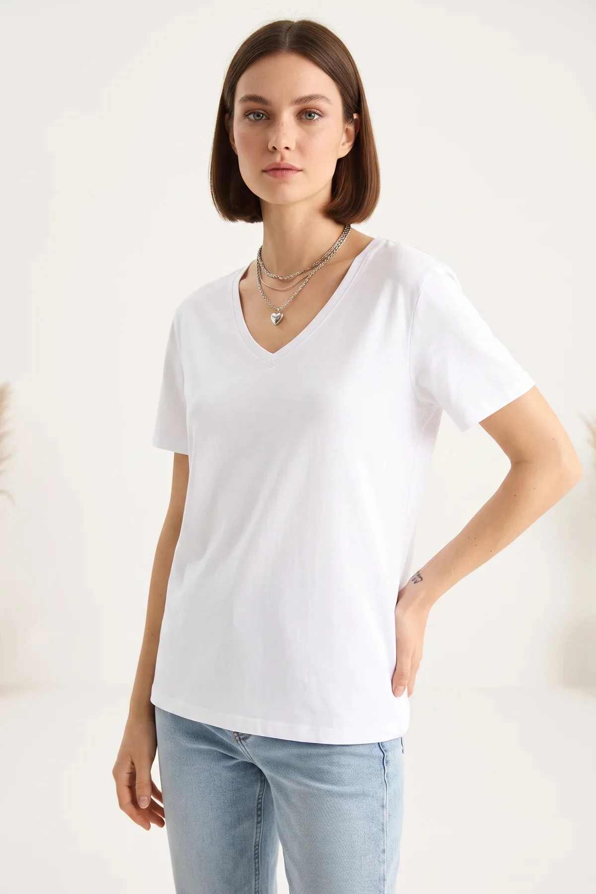 Kadın Derin V Yaka Comfort Fit Pamuklu Beyaz Tişört