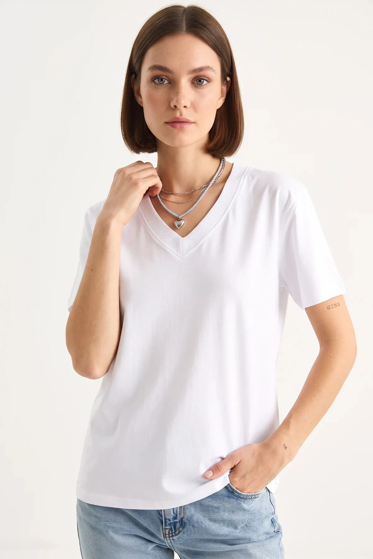 Kadın Derin V Yaka Comfort Fit Pamuklu Beyaz Tişört