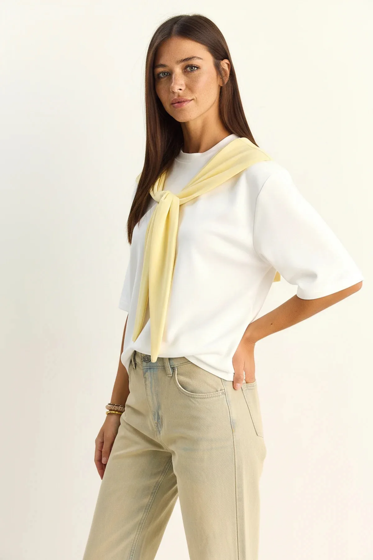 Kadın Şal Detaylı Oversize Basic Beyaz Sarı Tişört