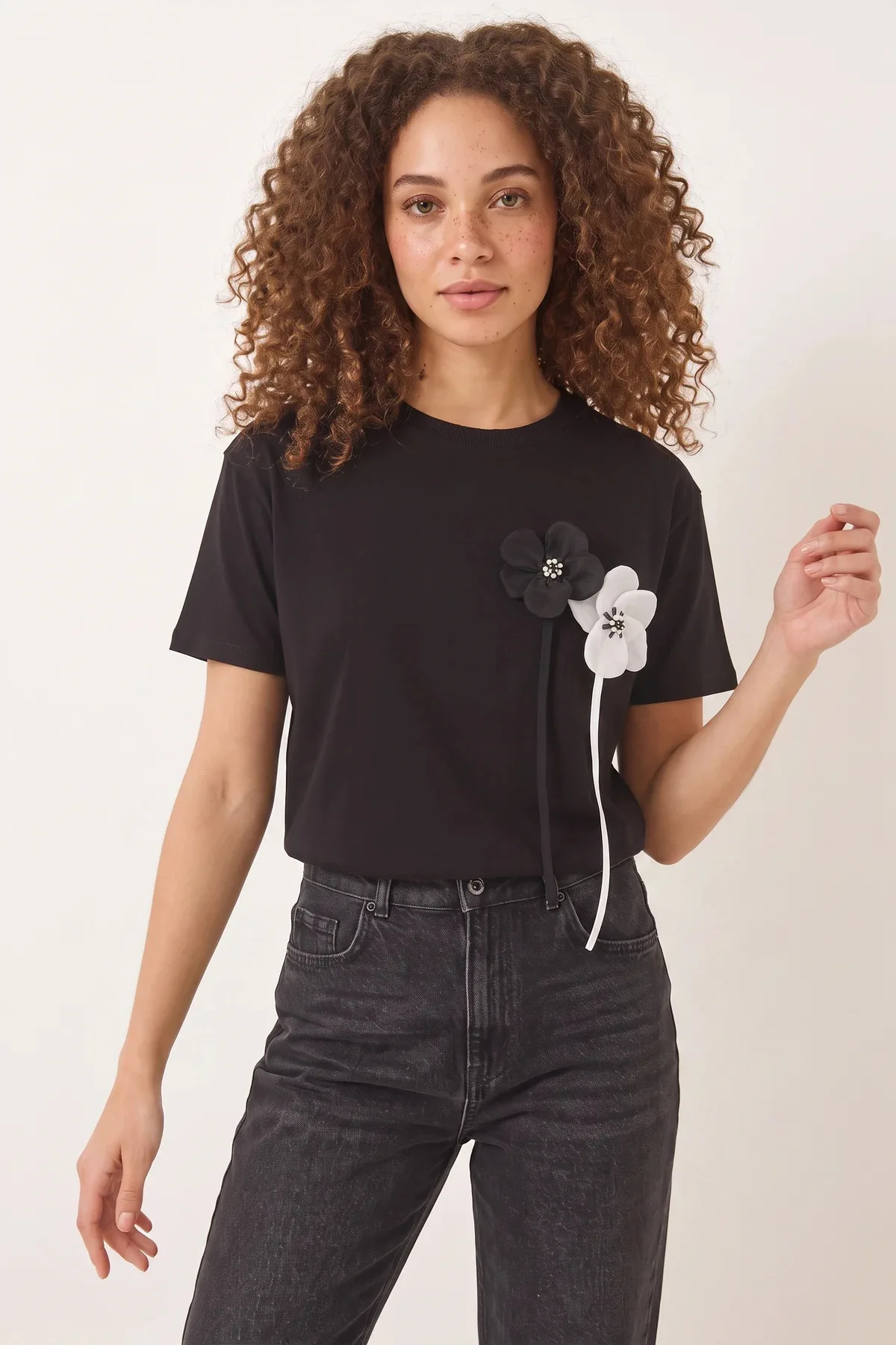 Kadın Aksesuarlı Kısa Kollu Pamuklu T Shirt Siyah