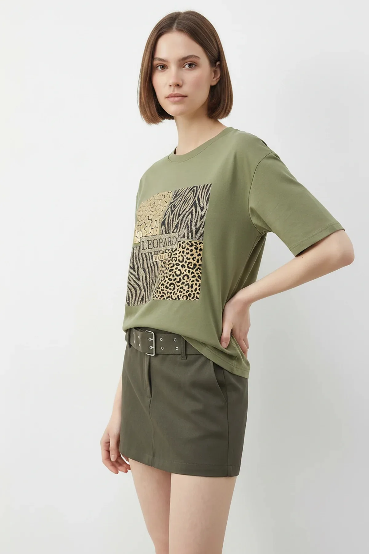 Kadın Taş Detaylı Leopar Baskılı Bisiklet Yaka Rahat Kalıp T Shirt Fıstık Yeşili