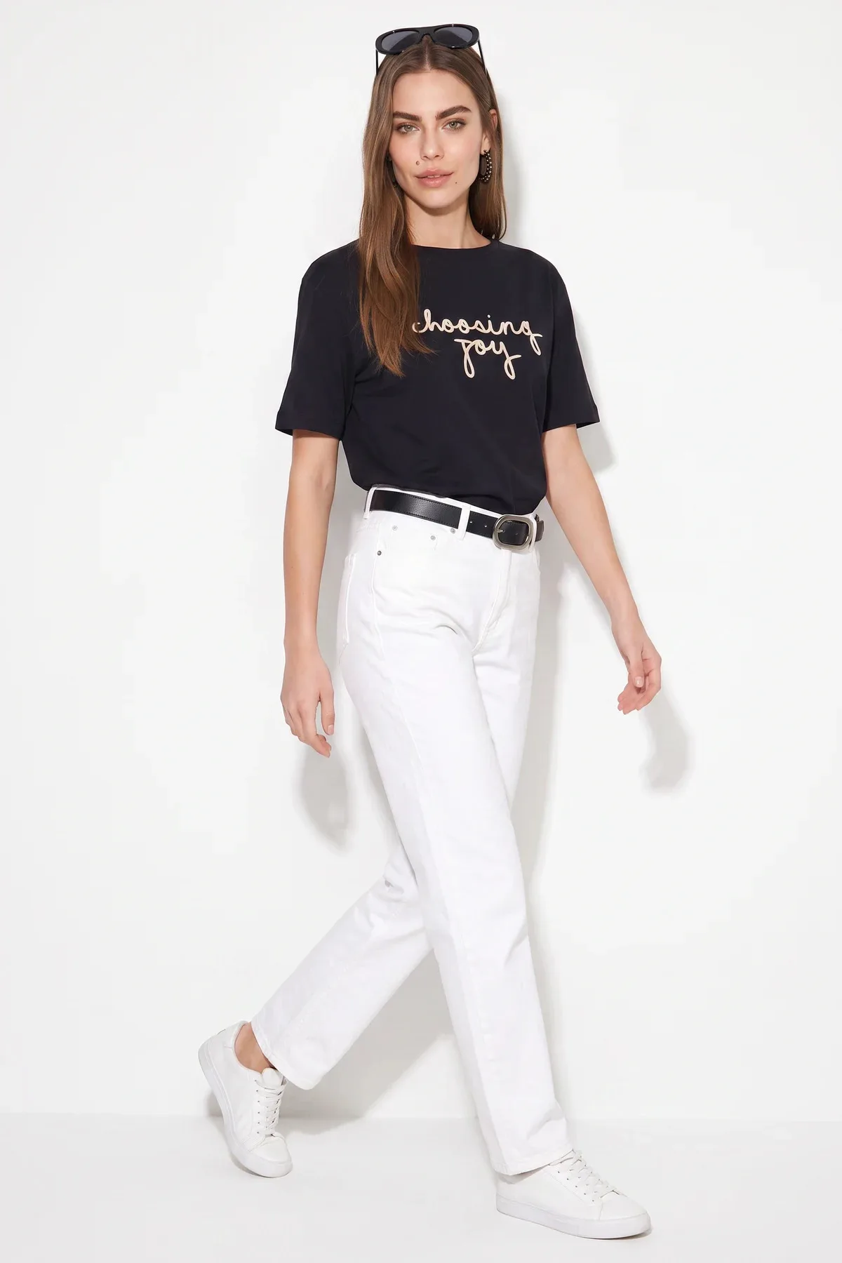 Kadın Nakışlı Yazı İşlemeli Kayık Yaka T Shirt Siyah